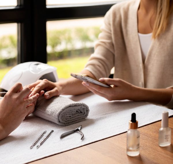 close-up-woman-manicure-appointment close-up-woman-manicure-appointment