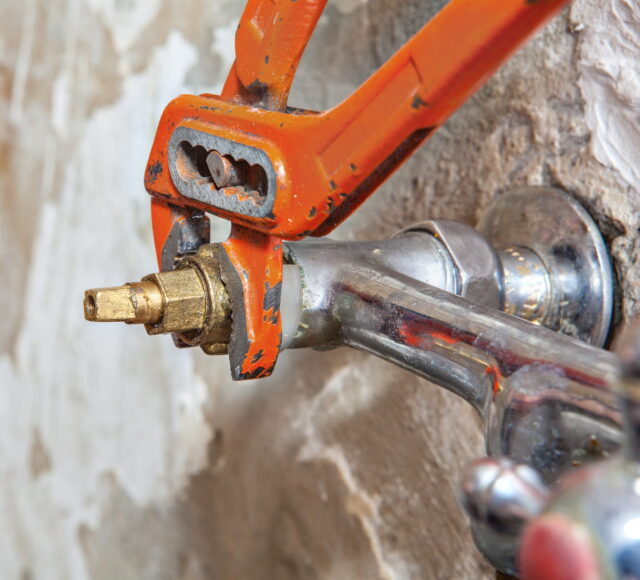 two-handle-kitchen-faucet-repair-remove-ezgif.com-resize (1)